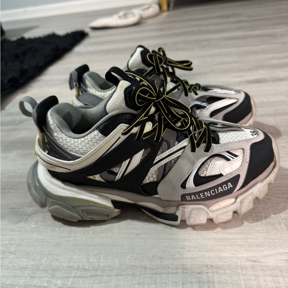 Balenciaga Sneakers with Black, White, and Yellow Accents - Picture 4 of 9
